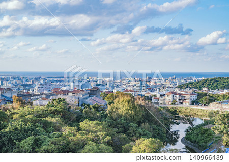 從沖繩首里城公園看到的景色 從沖繩首里城公園看到的景色 140966489