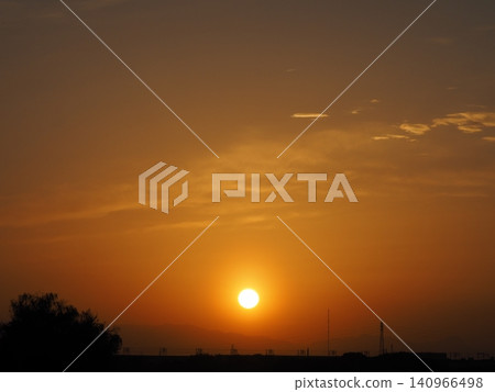 Orange sunset and the setting sun Orange sunset and the setting sun 140966498