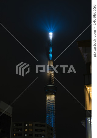 東京晴空塔的燈光籠罩在薄霧之中。 東京晴空塔的燈光籠罩在薄霧之中。 140966556
