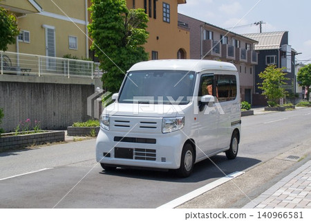 輕型客車,高大的貨車,行駛在路上 輕型客車,高大的貨車,行駛在路上 140966581