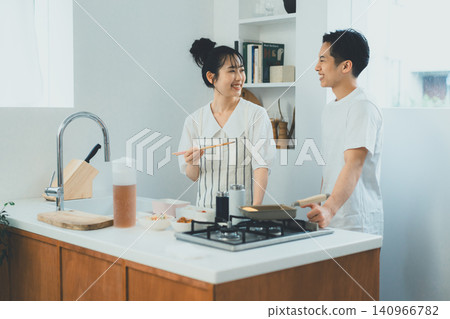 男友喜歡一邊跟女朋友聊天一邊讓她幫他做午餐。 男友喜歡一邊跟女朋友聊天一邊讓她幫他做午餐。 140966782