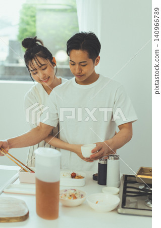 她男朋友為她做了午餐。 她男朋友為她做了午餐。 140966789