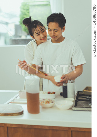 Her boyfriend makes lunch for her. Her boyfriend makes lunch for her. 140966790