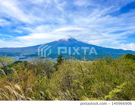 從三峠山登山道上看到的富士山 從三峠山登山道上看到的富士山 140966906