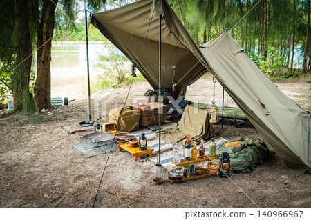 一頂軍用風格的小帳篷,坐落在水邊樹林中,位置絕佳,可以一覽無遺。 一頂軍用風格的小帳篷,坐落在水邊樹林中,位置絕佳,可以一覽無遺。 140966967
