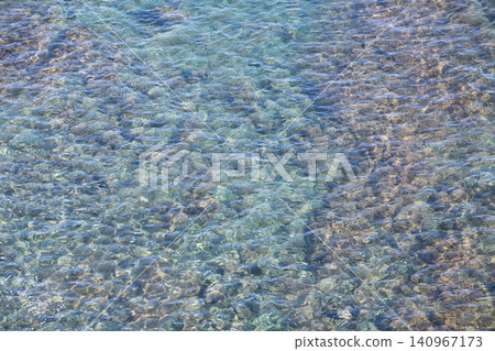 蔚藍的海、清澈見底的海水、清澈的溪流和涼爽的空氣。 蔚藍的海、清澈見底的海水、清澈的溪流和涼爽的空氣。 140967173