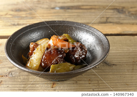 一份糖醋豬肉,配上黑醋、胡蘿蔔、洋蔥、甜椒和豬肩肉。 一份糖醋豬肉,配上黑醋、胡蘿蔔、洋蔥、甜椒和豬肩肉。 140967340