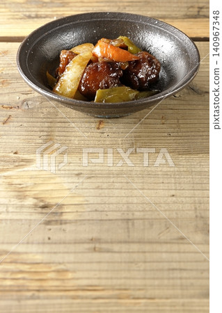 一份糖醋豬肉,配上黑醋、胡蘿蔔、洋蔥、甜椒和豬肩肉。 一份糖醋豬肉,配上黑醋、胡蘿蔔、洋蔥、甜椒和豬肩肉。 140967348