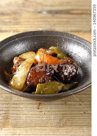 一份糖醋豬肉,配上黑醋、胡蘿蔔、洋蔥、甜椒和豬肩肉。 一份糖醋豬肉,配上黑醋、胡蘿蔔、洋蔥、甜椒和豬肩肉。 140967350