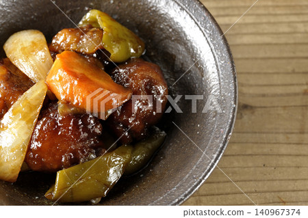 一份糖醋豬肉,配上黑醋、胡蘿蔔、洋蔥、甜椒和豬肩肉。 一份糖醋豬肉,配上黑醋、胡蘿蔔、洋蔥、甜椒和豬肩肉。 140967374