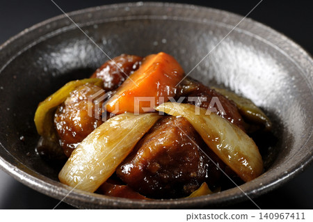 黑醋糖醋裡肌肉,包含胡蘿蔔、洋蔥、甜椒和豬肩肉,在黑色背景下單獨拍攝。 黑醋糖醋裡肌肉,包含胡蘿蔔、洋蔥、甜椒和豬肩肉,在黑色背景下單獨拍攝。 140967411