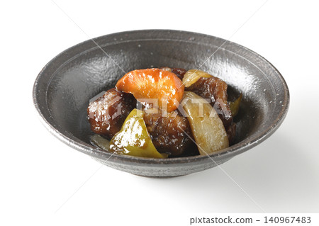 一份糖醋豬肉,配上黑醋,內含胡蘿蔔、洋蔥、甜椒和豬肩肉,在白色背景下拍攝。 一份糖醋豬肉,配上黑醋,內含胡蘿蔔、洋蔥、甜椒和豬肩肉,在白色背景下拍攝。 140967483