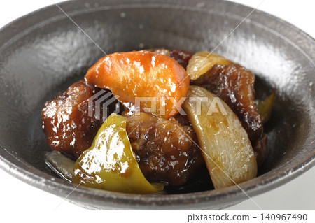 一份糖醋豬肉,配上黑醋,內含胡蘿蔔、洋蔥、甜椒和豬肩肉,在白色背景下拍攝。 一份糖醋豬肉,配上黑醋,內含胡蘿蔔、洋蔥、甜椒和豬肩肉,在白色背景下拍攝。 140967490