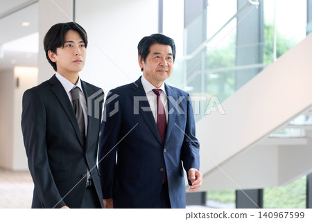 亞洲商務人士在辦公室走動 140967599