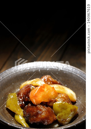 一份糖醋豬肉,配上黑醋、胡蘿蔔、洋蔥、甜椒和豬肩肉。 一份糖醋豬肉,配上黑醋、胡蘿蔔、洋蔥、甜椒和豬肩肉。 140967619