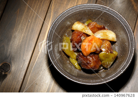 一份糖醋豬肉,配上黑醋、胡蘿蔔、洋蔥、甜椒和豬肩肉。 一份糖醋豬肉,配上黑醋、胡蘿蔔、洋蔥、甜椒和豬肩肉。 140967628
