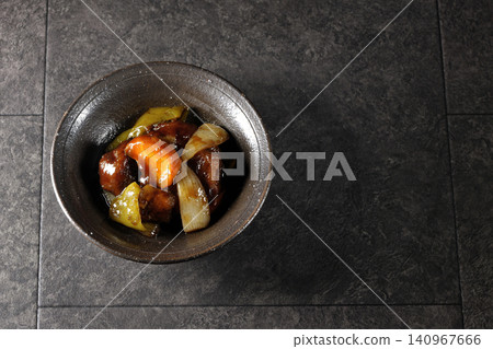 一份糖醋豬肉，配上黑醋、胡蘿蔔、洋蔥、甜椒和豬肩肉。 140967666