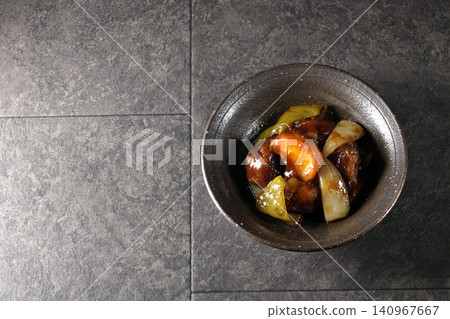 一份糖醋豬肉,配上黑醋、胡蘿蔔、洋蔥、甜椒和豬肩肉。 一份糖醋豬肉,配上黑醋、胡蘿蔔、洋蔥、甜椒和豬肩肉。 140967667