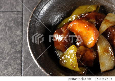 一份糖醋豬肉,配上黑醋、胡蘿蔔、洋蔥、甜椒和豬肩肉。 一份糖醋豬肉,配上黑醋、胡蘿蔔、洋蔥、甜椒和豬肩肉。 140967683
