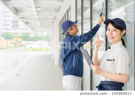 一名女工作人員正在檢查建築物,一名資深男性清潔工正在工作(建築物維護圖片)。 一名女工作人員正在檢查建築物,一名資深男性清潔工正在工作(建築物維護圖片)。 140968011
