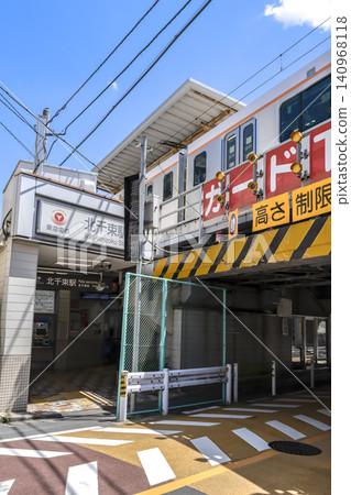 東京大田區的城市景觀:北立塚車站的車站入口和停放的列車。 東京大田區的城市景觀:北立塚車站的車站入口和停放的列車。 140968118