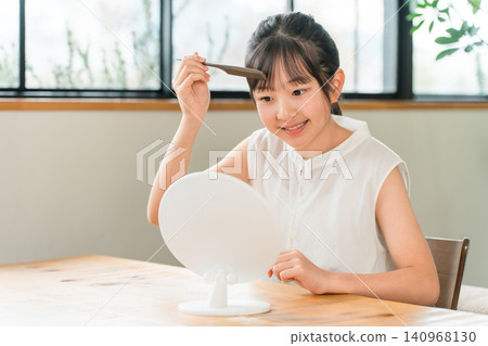 兒童、女孩、小學生和國中生對著鏡子做頭髮 兒童、女孩、小學生和國中生對著鏡子做頭髮 140968130