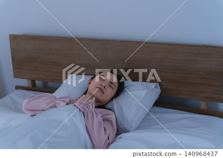 年輕女子在床上睡覺生活風格形象 140968437