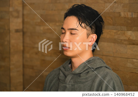 年輕人在桑拿房中出汗美容形象 年輕人在桑拿房中出汗美容形象 140968452