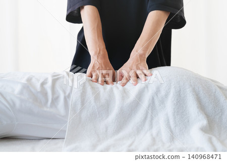 年輕人接受脊椎按摩師的按摩 年輕人接受脊椎按摩師的按摩 140968471