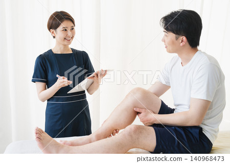 Therapist counseling a young man Therapist counseling a young man 140968473