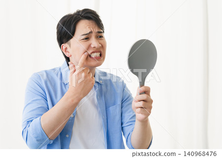 年輕人做口腔護理,健康形象 年輕人做口腔護理,健康形象 140968476
