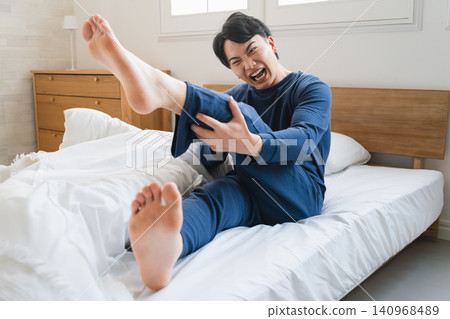一名抽筋的年輕人的生活方式圖片 一名抽筋的年輕人的生活方式圖片 140968489
