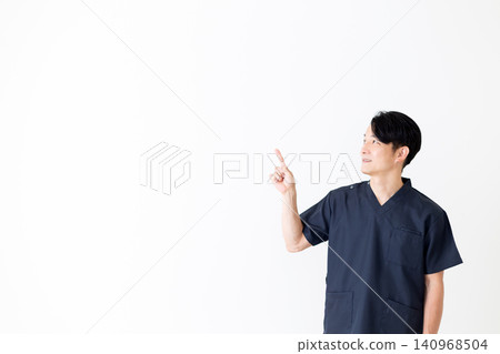 身穿藏藍色手術服的中年男醫生。 140968504