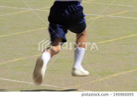 在小學運動會上,學生們在操場上參加賽跑,腳下就是他們奔跑的身影。 在小學運動會上,學生們在操場上參加賽跑,腳下就是他們奔跑的身影。 140968895