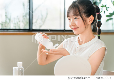 用乳液進行皮膚護理，美容，兒童護理皮膚，女孩，小學生，國中生，高中生 140969007