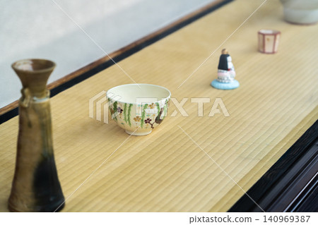 位於京都市上京區小川通的歷史悠久的茶道用具店「山下清書堂」(展出的陶瓷茶碗) 位於京都市上京區小川通的歷史悠久的茶道用具店「山下清書堂」(展出的陶瓷茶碗) 140969387