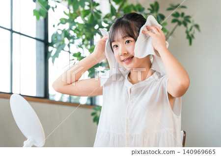 兒童、女孩、小學生、國中生、高中生、洗頭並用毛巾擦乾 兒童、女孩、小學生、國中生、高中生、洗頭並用毛巾擦乾 140969665