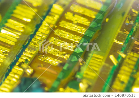 浸泡在化學液體中的廢棄電路板上的鍍金層脫落(黃金、貴金屬回收、再利用圖片) 浸泡在化學液體中的廢棄電路板上的鍍金層脫落(黃金、貴金屬回收、再利用圖片) 140970535