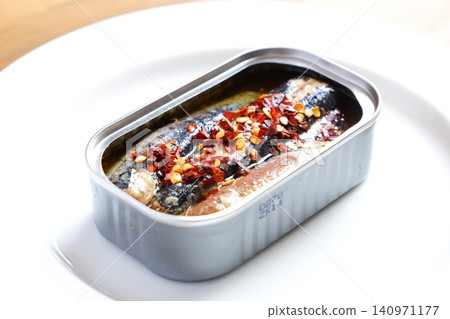 油浸沙丁魚-用橄欖油醃製的新鮮沙丁魚製成的罐頭沙丁魚 油浸沙丁魚-用橄欖油醃製的新鮮沙丁魚製成的罐頭沙丁魚 140971177