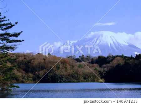 Snow-covered Mt. Daisen in winter, as seen from Daisen Town. Snow-covered Mt. Daisen in winter, as seen from Daisen Town. 140971215