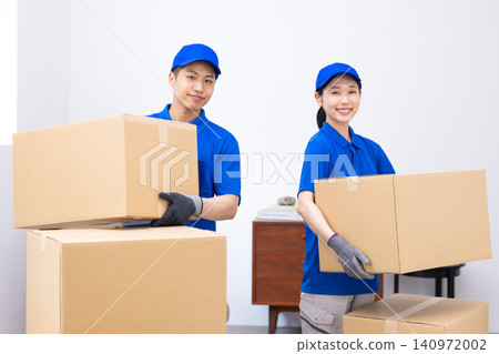 搬家-搬家工人搬運紙箱 搬家-搬家工人搬運紙箱 140972002