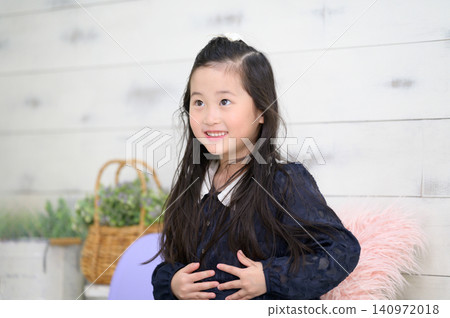 一位日本女孩正在室內練習面試。 一位日本女孩正在室內練習面試。 140972018
