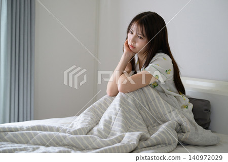 患有失眠症的日本女性 患有失眠症的日本女性 140972029