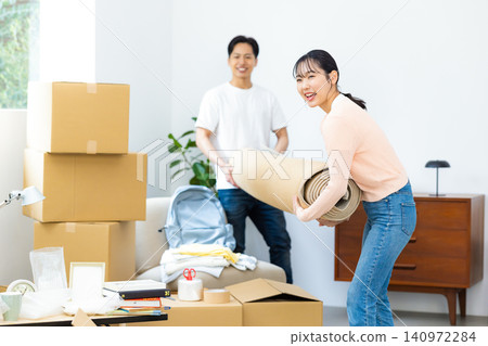 一對夫婦正在搬家前收拾行李。 一對夫婦正在搬家前收拾行李。 140972284