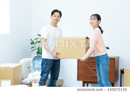 一對夫婦正在搬家前收拾行李。 一對夫婦正在搬家前收拾行李。 140972336