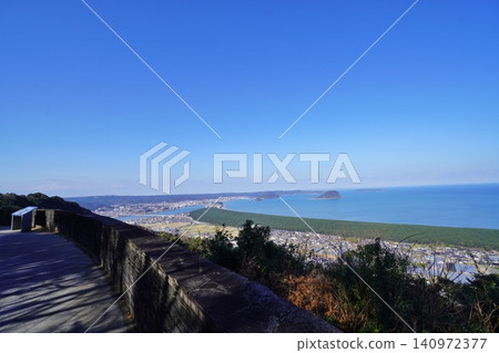 從鏡山觀景台上可以眺望唐津市和唐津城。 從鏡山觀景台上可以眺望唐津市和唐津城。 140972377