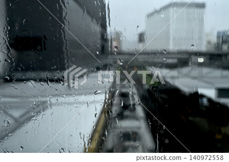 我透過佈滿雨滴的窗戶,看著晚點的火車。 我透過佈滿雨滴的窗戶,看著晚點的火車。 140972558