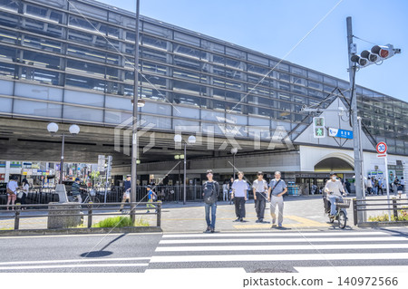東京世田谷區城市景觀:共同車站前的車站大樓與行人穿越道 東京世田谷區城市景觀:共同車站前的車站大樓與行人穿越道 140972566