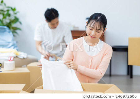 一對夫婦正在搬家前收拾行李。 一對夫婦正在搬家前收拾行李。 140972606