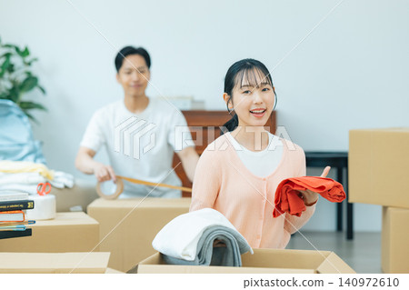 一對夫婦正在搬家前收拾行李。 一對夫婦正在搬家前收拾行李。 140972610